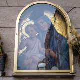 ...si tratta di una edicola religiosa del pittore Umberto Colonna raffigurante la Madonna con Bambino. L�opera, inaugurata il 12 settembre 1954, si trovava originariamente su un tronetto marmoreo prima di essere affissa al muro